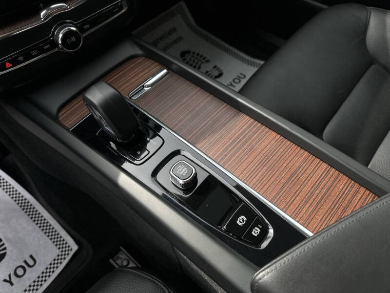 2023 Volvo XC60 B5 Plus Dark Theme