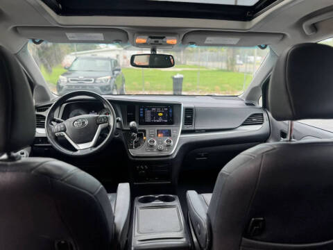 2017 Toyota Sienna SE Premium 8-Passenger