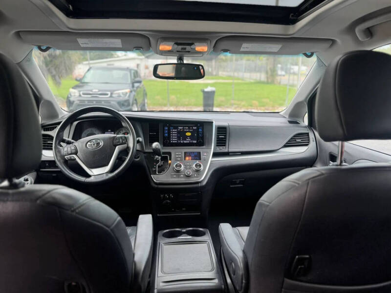 2017 Toyota Sienna SE Premium 8-Passenger