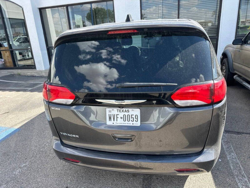 2023 Chrysler Voyager LX