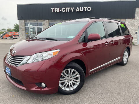 2015 Toyota Sienna XLE 8-Passenger Photo