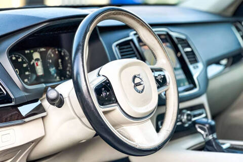 2017 Volvo XC90 T6 Momentum