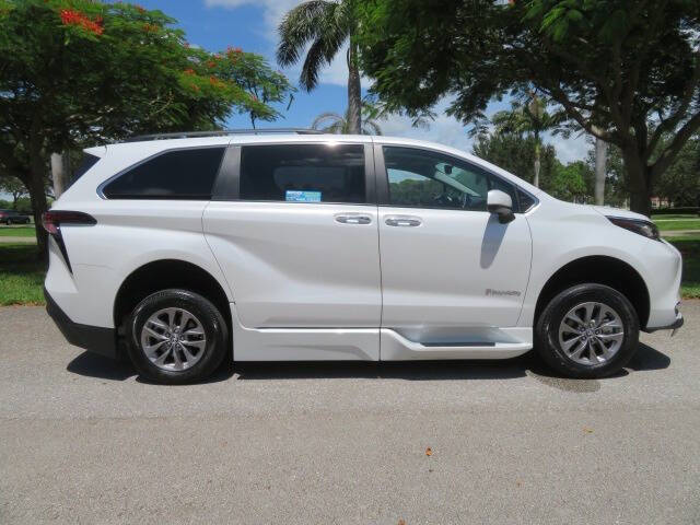 2023 Toyota Sienna XLE 8-Passenger