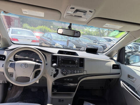 2014 Toyota Sienna LE 8-Passenger