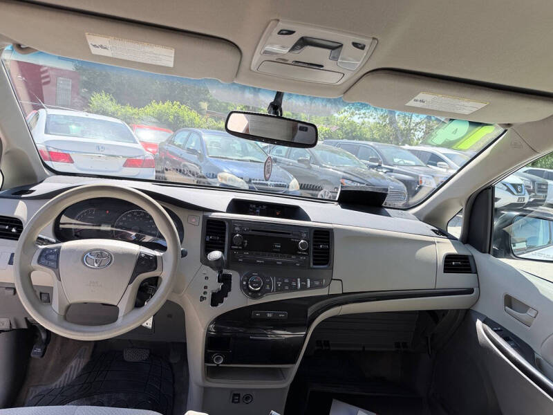 2014 Toyota Sienna LE 8-Passenger
