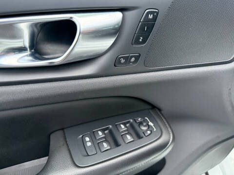 2022 Volvo S60 Recharge T8 R-Design Expression