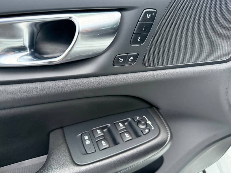 2022 Volvo S60 Recharge T8 R-Design Expression