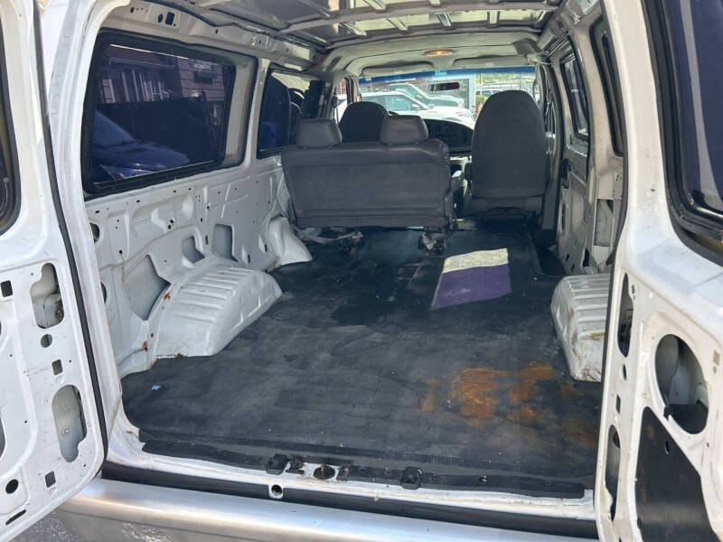 2003 Ford E-Series E-150 Base