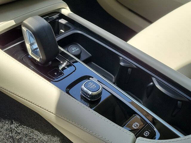 2025 Volvo XC90 B6 Core Bright Theme