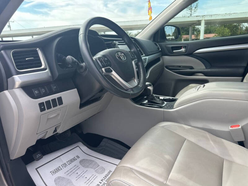 2017 Toyota Highlander SE