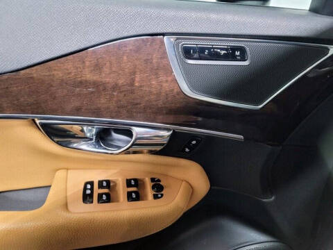 2016 Volvo XC90 T6 Momentum