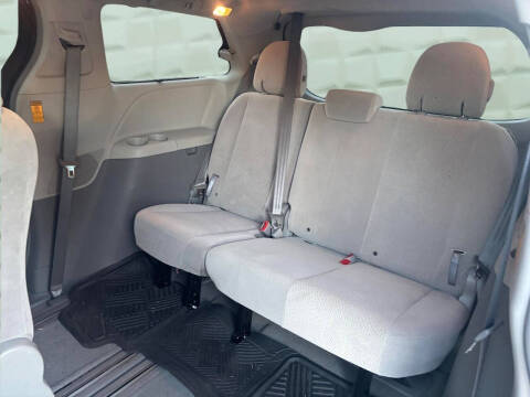 2014 Toyota Sienna LE 8-Passenger