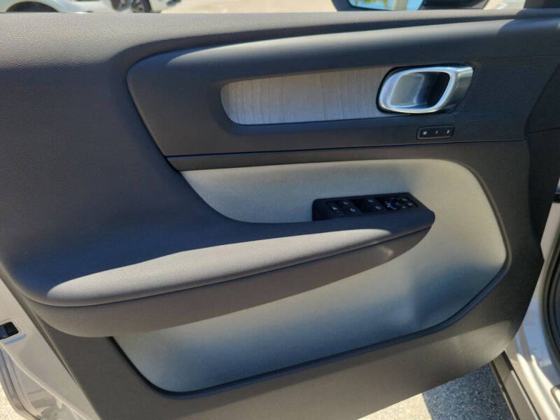 2023 Volvo XC40 B5 Plus Dark Theme