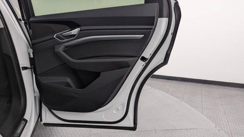 2021 Audi e-tron quattro Premium