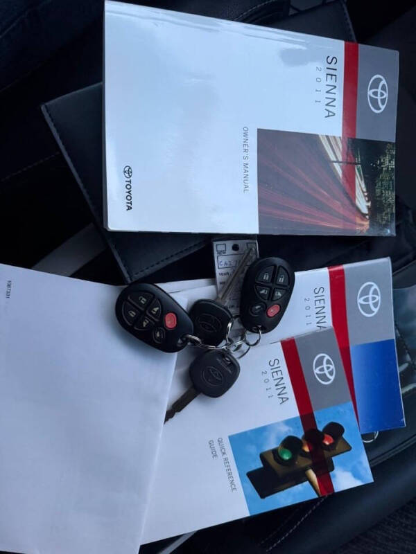 2011 Toyota Sienna SE 8-Passenger