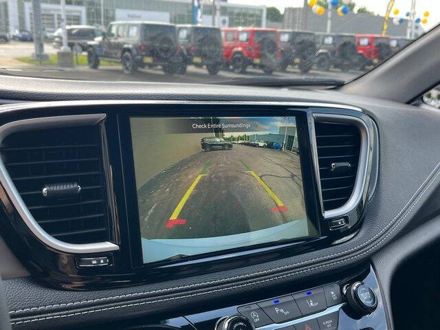 2027 Chrysler Pacifica Select