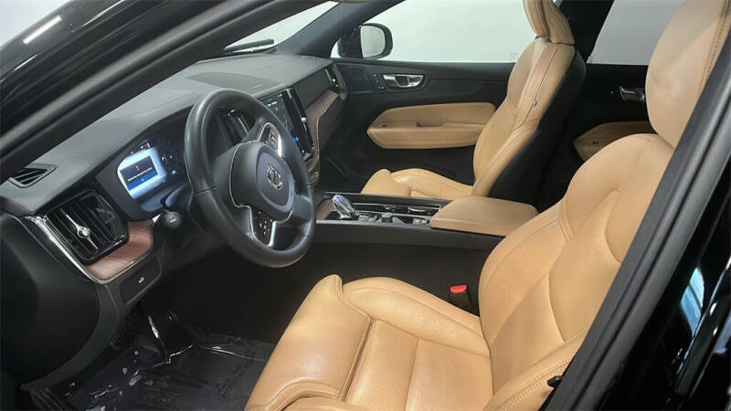 2023 Volvo XC60 B5 Ultimate Dark Theme