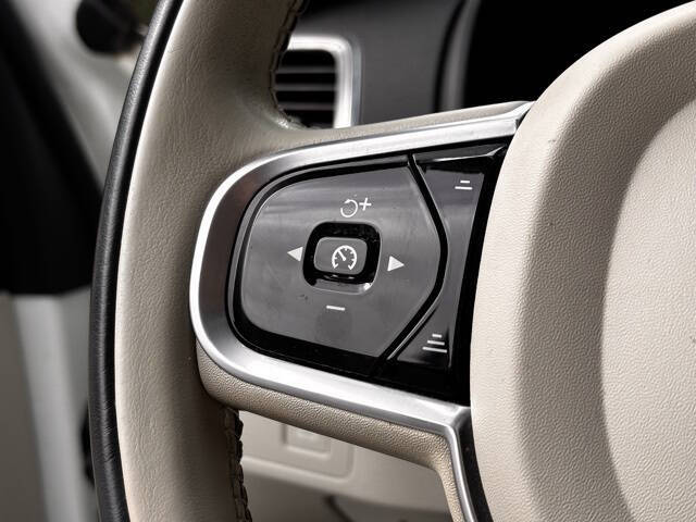 2021 Volvo XC90 T6 Momentum 7-Passenger