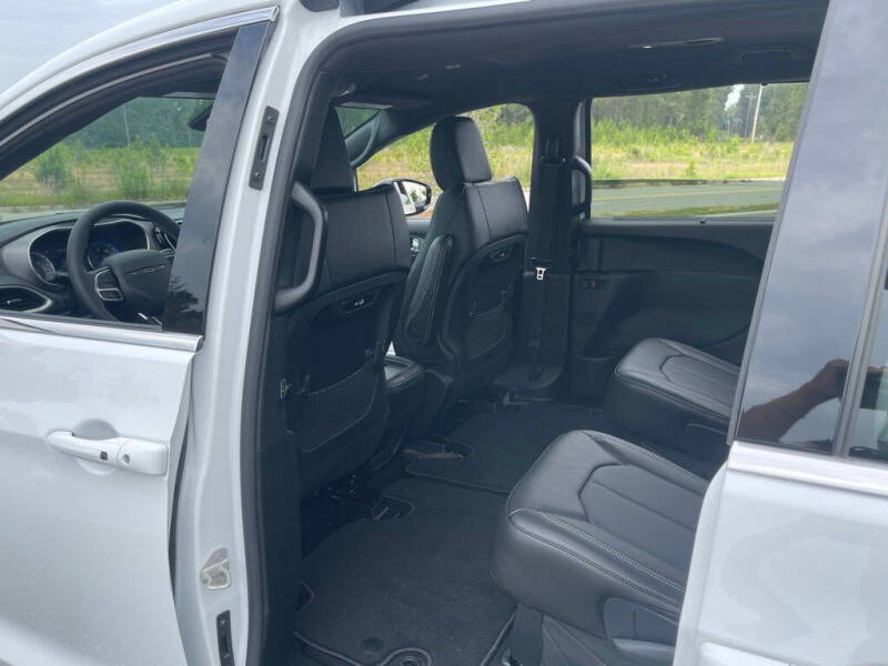 2027 Chrysler Pacifica Select