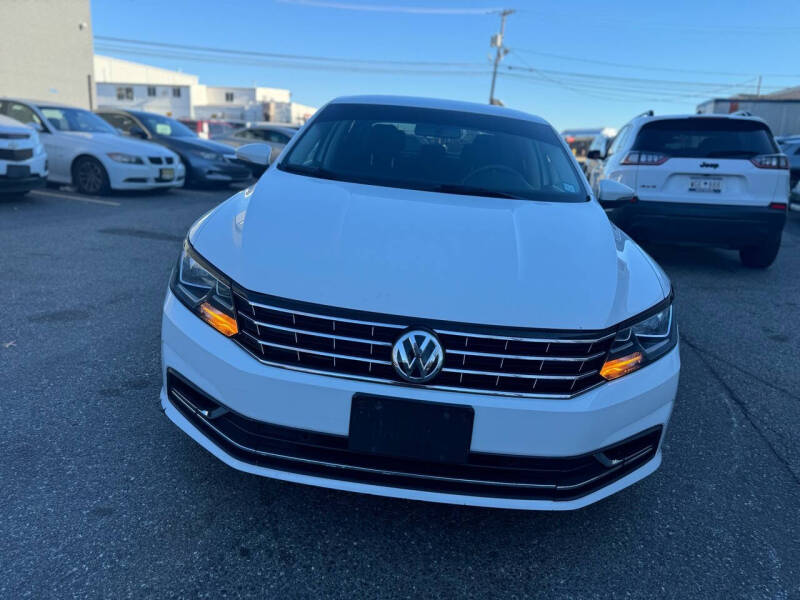 2017 Volkswagen Passat S photo 2