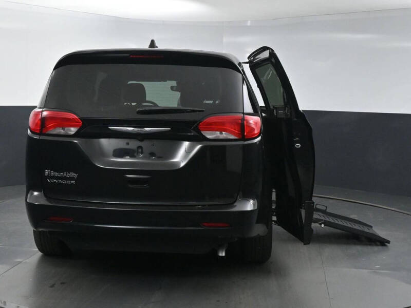 2023 Chrysler Voyager LX