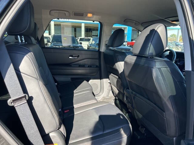 2024 Nissan Pathfinder SL