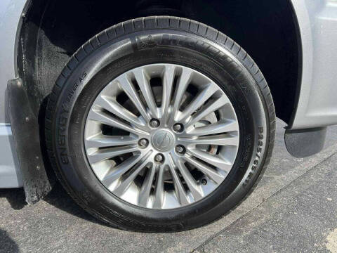 2016 Chrysler Town and Country Touring-L