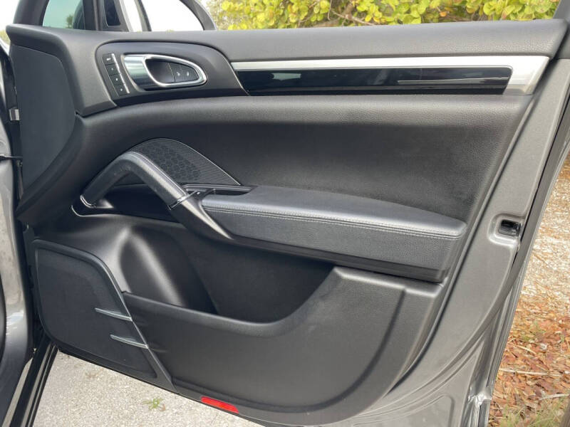 2017 Porsche Cayenne Platinum Edition