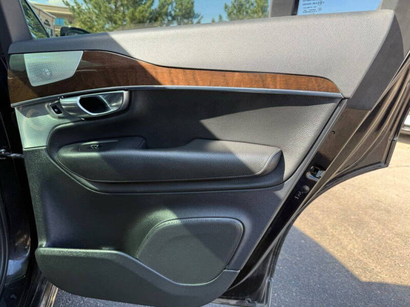 2016 Volvo XC90 T6 Momentum
