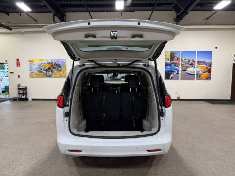 2022 Chrysler Voyager LX