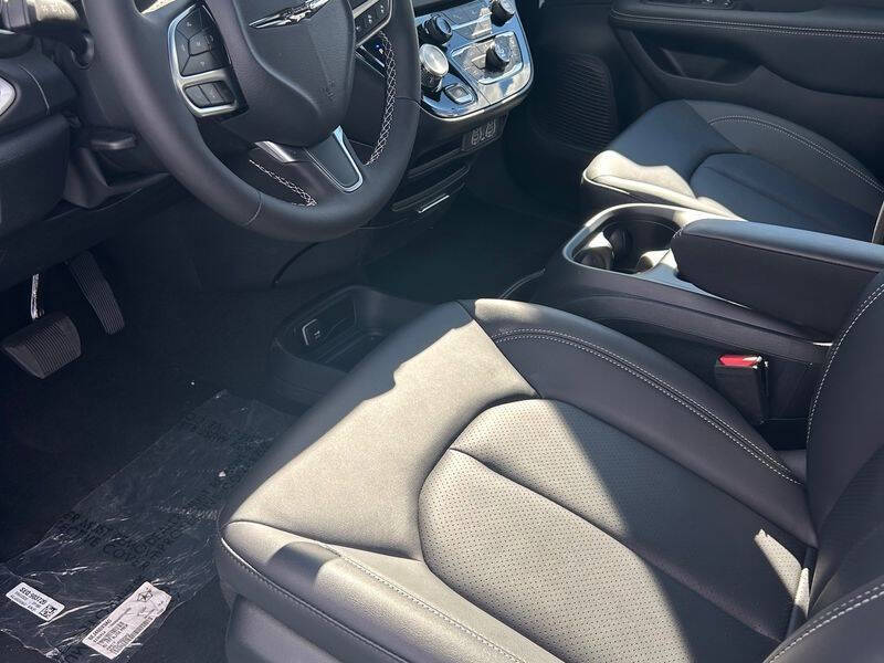 2025 Chrysler Voyager LX