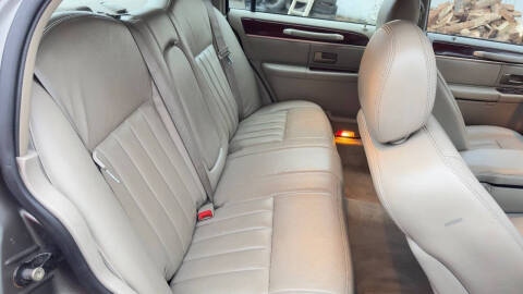 2003 Lincoln Town Car Signature