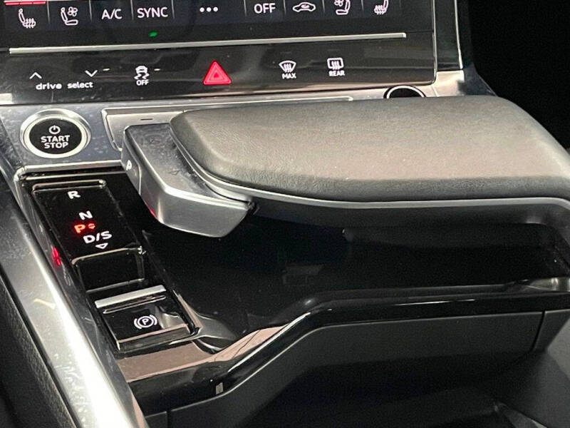 2022 Audi e-tron quattro Premium Plus