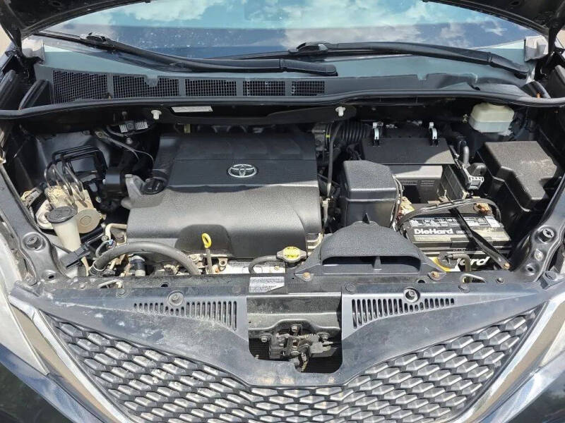 2014 Toyota Sienna SE 8-Passenger