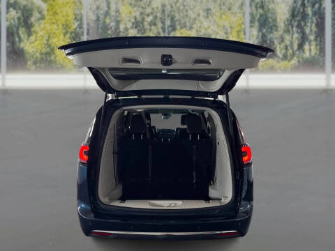 2023 Chrysler Pacifica Plug-In Hybrid Touring L