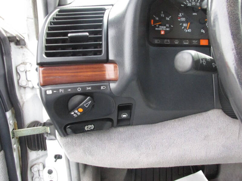 1992 Mercedes-Benz 400-Class 400 SE