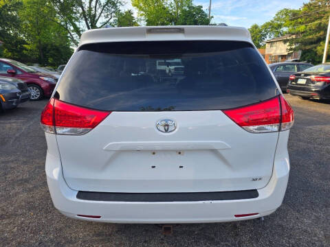 2012 Toyota Sienna XLE 7-Passenger Auto Access Seat