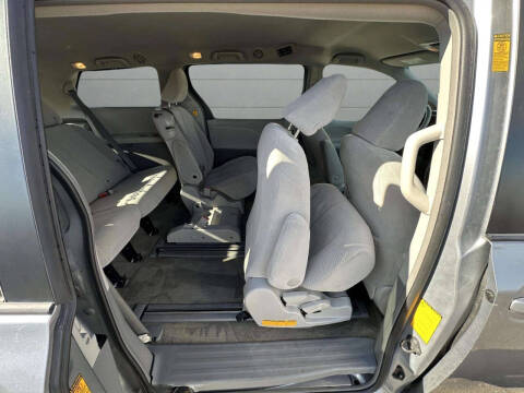 2013 Toyota Sienna LE 8-Passenger