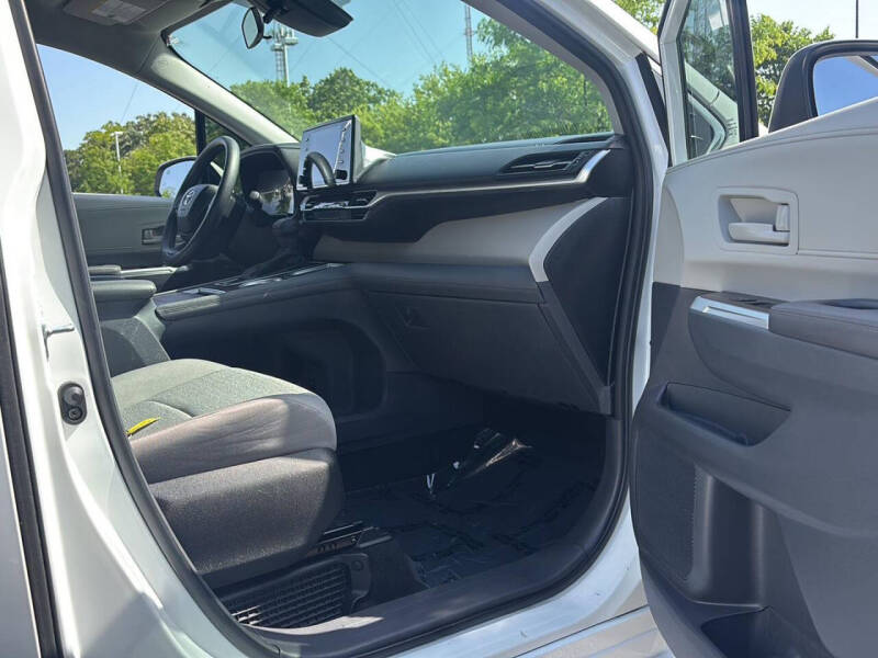 2023 Toyota Sienna LE 8-Passenger