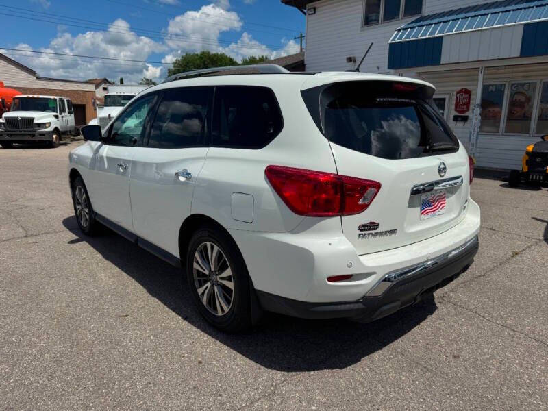 2017 Nissan Pathfinder SL
