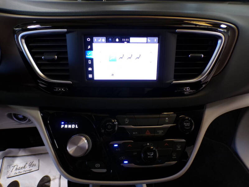 2022 Chrysler Voyager LX