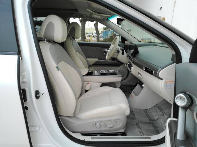 2024 Genesis GV60 Standard