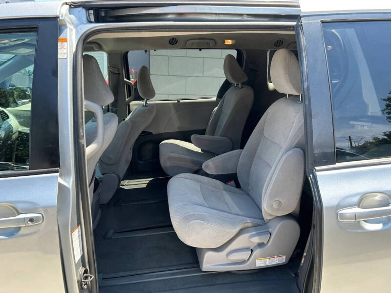 2019 Toyota Sienna LE 7-Passenger