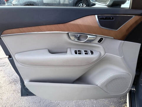 2021 Volvo XC90 T6 Momentum 7-Passenger