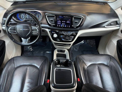 2017 Chrysler Pacifica Touring-L Plus