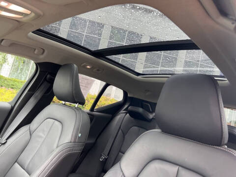 2023 Volvo XC40 B5 Plus Dark Theme