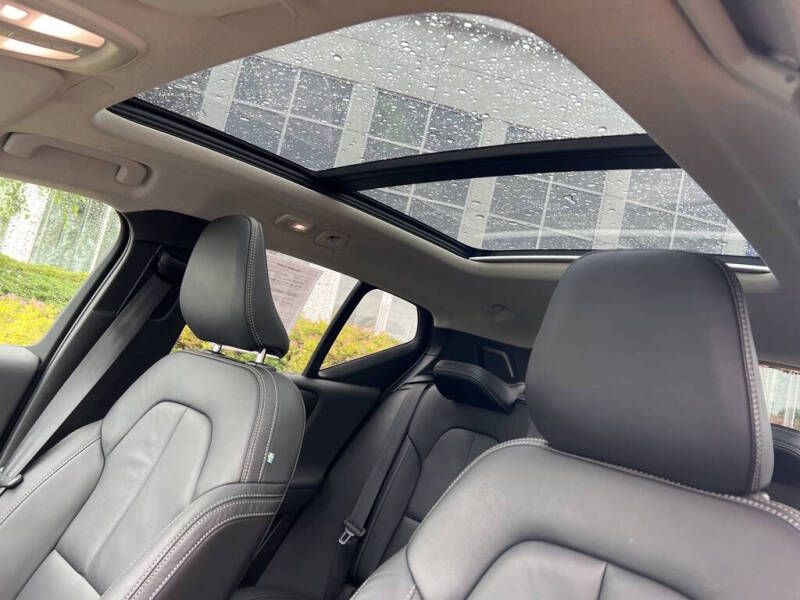 2023 Volvo XC40 B5 Plus Dark Theme