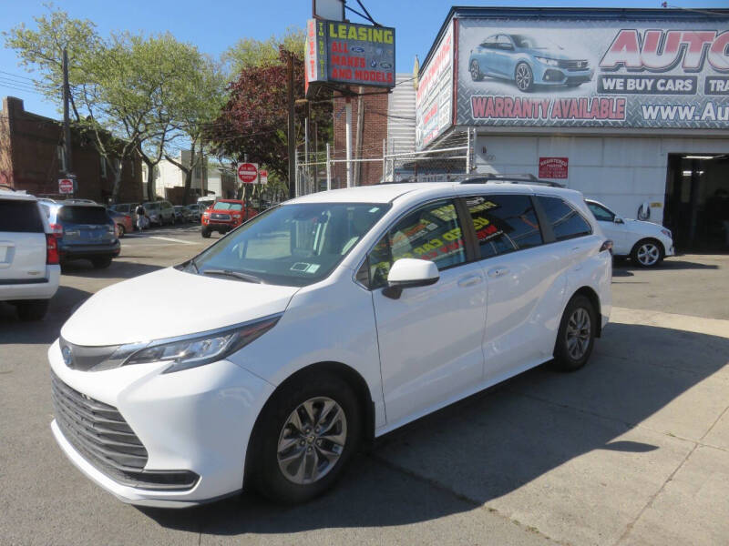 2022 Toyota Sienna LE 8-Passenger