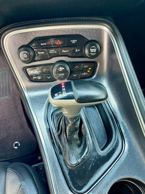 2017 Dodge Challenger SXT Plus