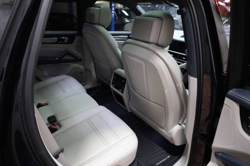 2023 Porsche Cayenne Platinum Edition